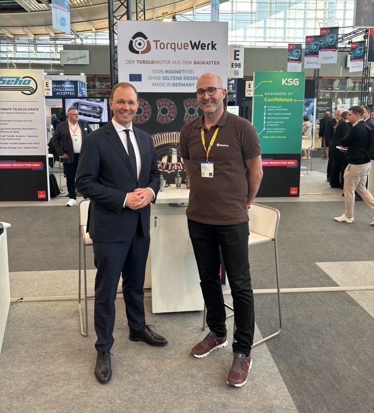 Besuch von Nils Hilmer, Staatssekretär, auf der Hannovermesse am Stand von Torquewerk. Hier steht er neben Tobias Berthold von Torquewerk.