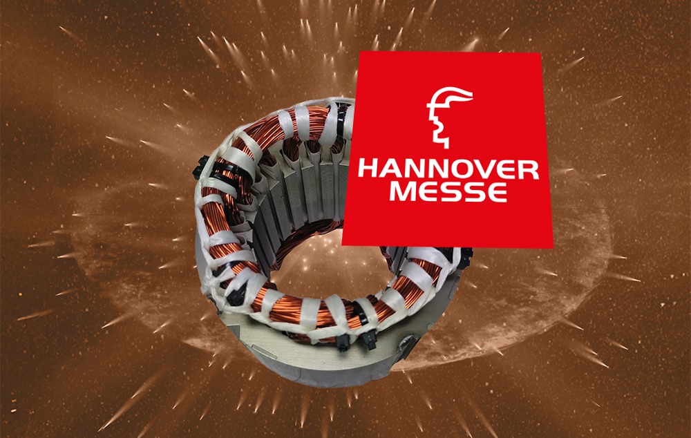 Hannover Messe Logo vor magnetfrei Motor Element. HIntergrund braun mit Urknall.